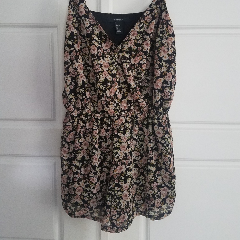 Floral romper with pockets